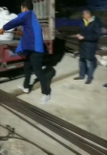 25精轧螺纹钢筋卸货.jpg